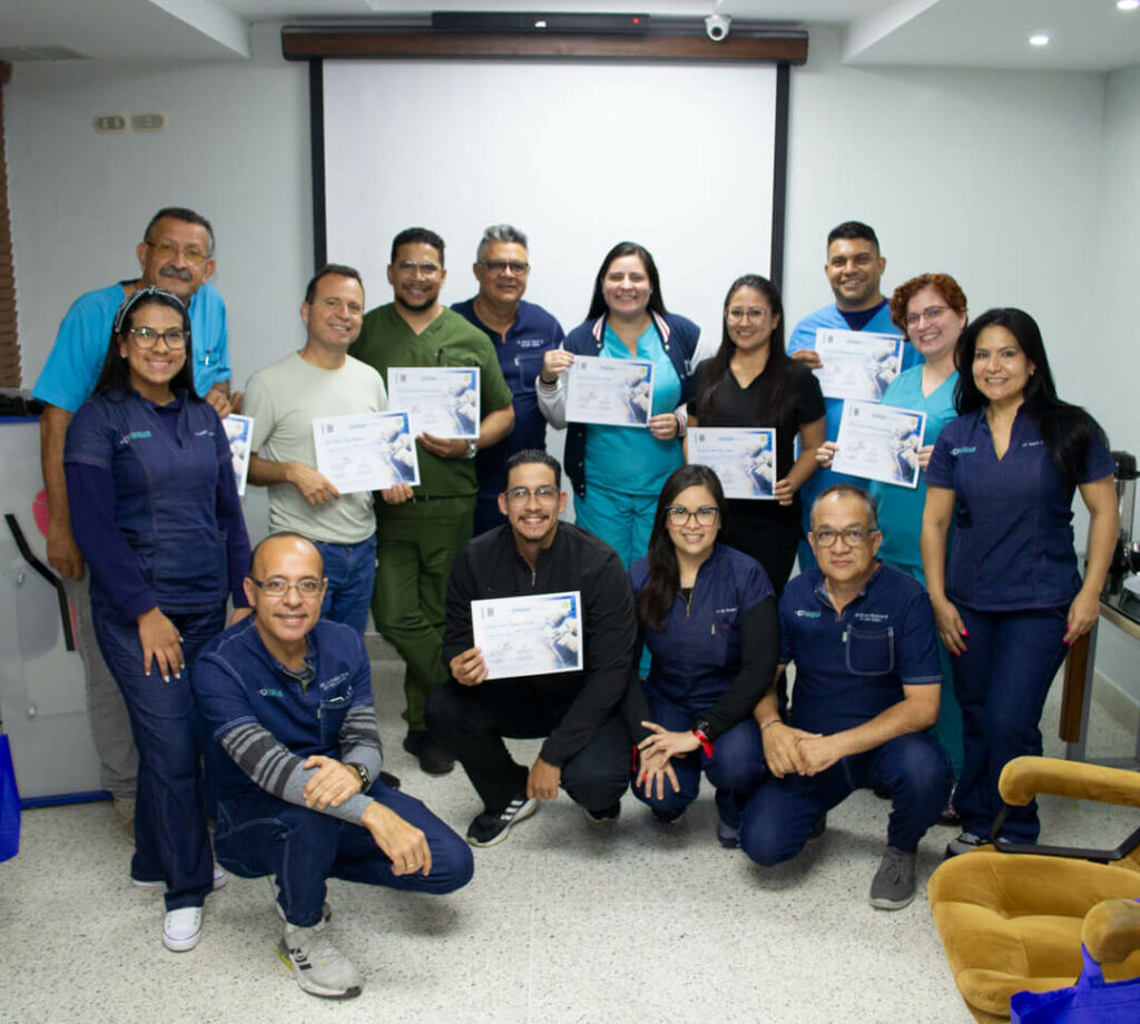Foto grupal de participantes del curso básico de cirugía laparoscópica en UNEQUIA, formación médica en Maracay – galería de cursos