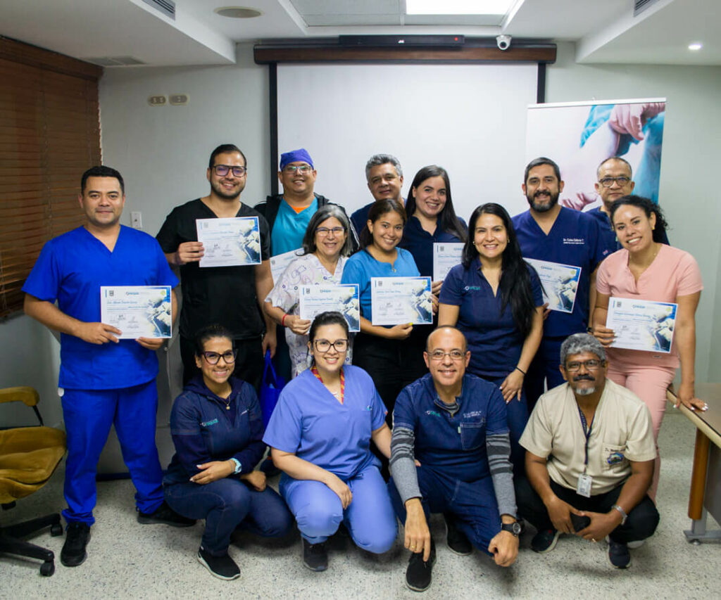 Foto grupal de participantes de la cohorte 9 del curso básico de cirugía laparoscópica en UNEQUIA, formación quirúrgica con simulación en Maracay, Venezuela – galería de cursos