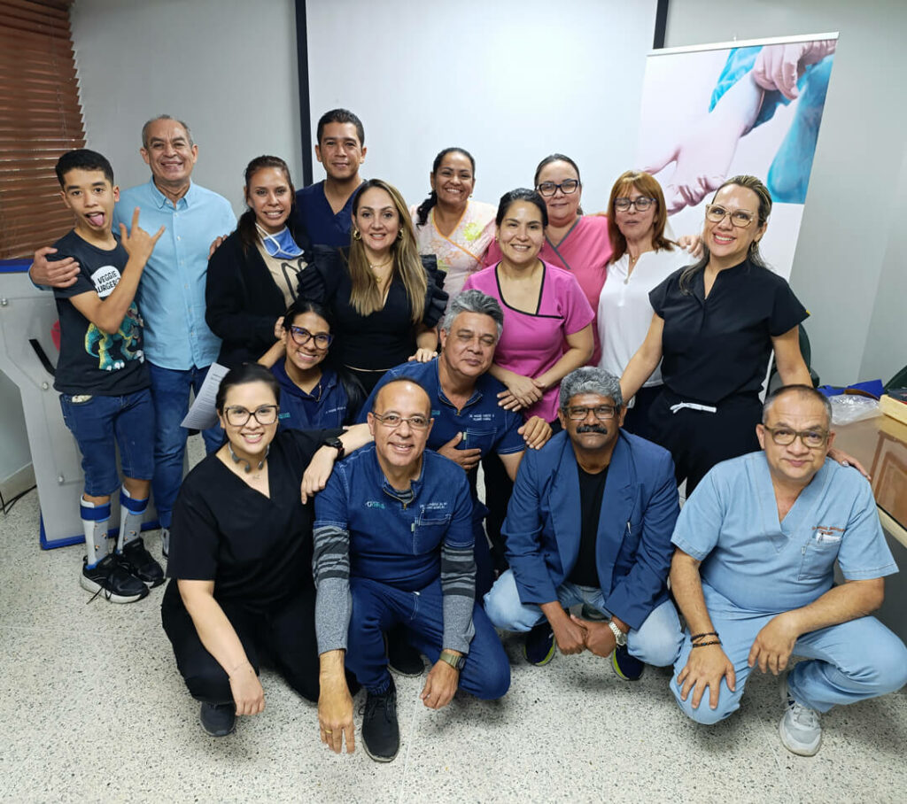 Foto grupal de participantes de la cohorte 10 del curso básico de cirugía laparoscópica en UNEQUIA, formación quirúrgica con simulación en Maracay, Venezuela – galería de cursos