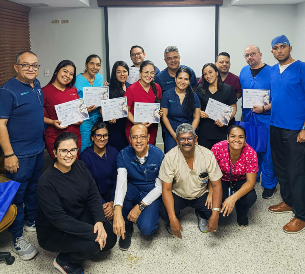 Foto grupal de participantes de la cohorte 11 del curso básico de cirugía laparoscópica en UNEQUIA, formación quirúrgica con simulación en Maracay, Venezuela – galería de cursos