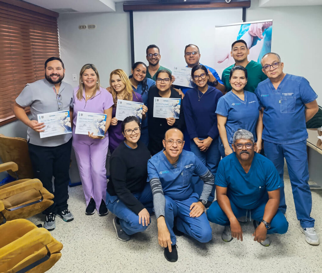 Foto grupal de participantes de la cohorte 12 del curso básico de cirugía laparoscópica en UNEQUIA, formación quirúrgica con simulación en Maracay, Venezuela – galería de cursos