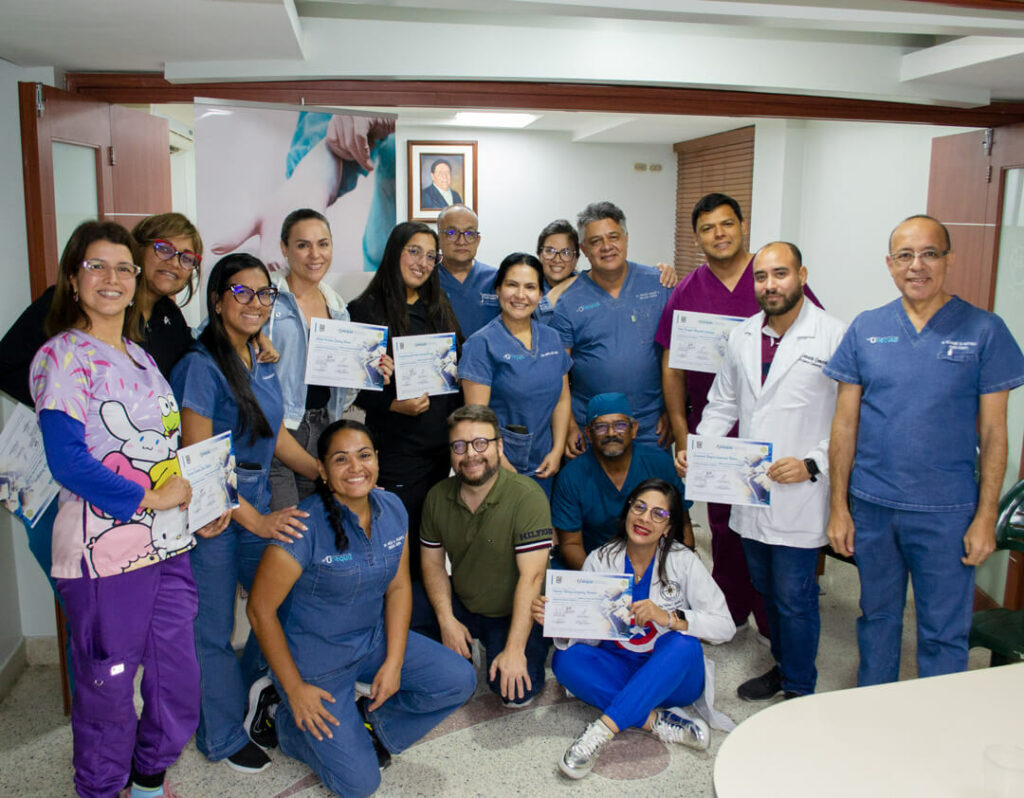 Foto grupal de participantes de la cohorte 13 del curso básico de cirugía laparoscópica en UNEQUIA, formación quirúrgica con simulación en Maracay, Venezuela – galería de cursos