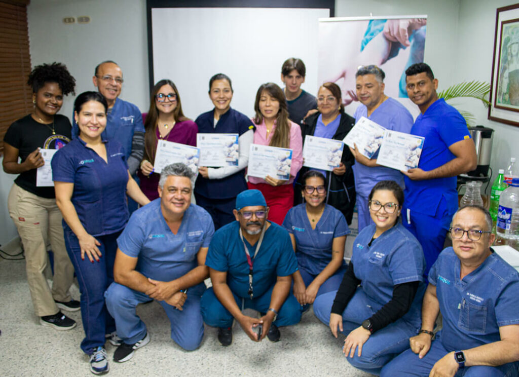 Foto grupal de participantes de la cohorte 14 del curso básico de cirugía laparoscópica en UNEQUIA, formación quirúrgica con simulación en Maracay, Venezuela – galería de cursos