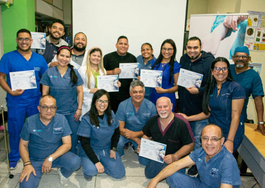 Foto grupal de participantes de la cohorte 15 del curso básico de cirugía laparoscópica en UNEQUIA, formación quirúrgica con simulación en el postgrado de cirugía general del Hospital José María Benítez de la Victoria. Estado Aragua, Venezuela – galería de cursos